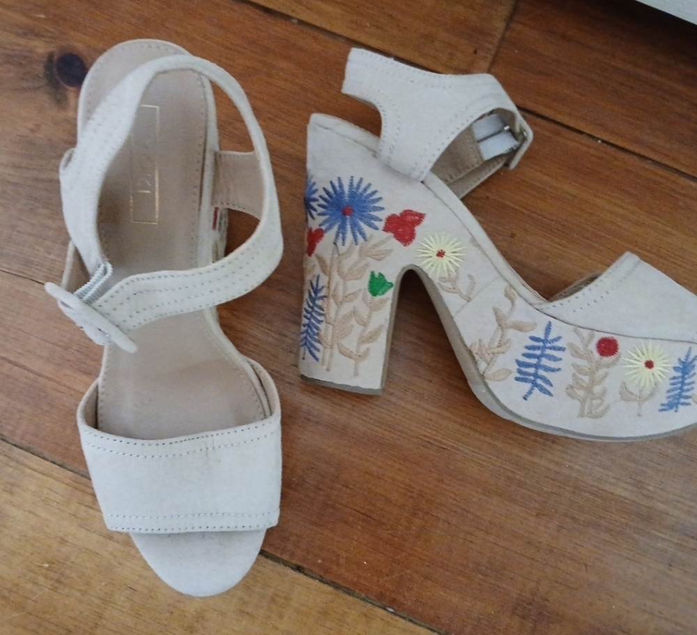 YOKI Vintage  Embroidered Floral Bohemian Platform Wedge Sandals Size 7 - Picture 2 of 10